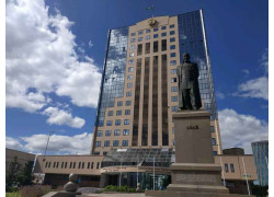 Папа накормить